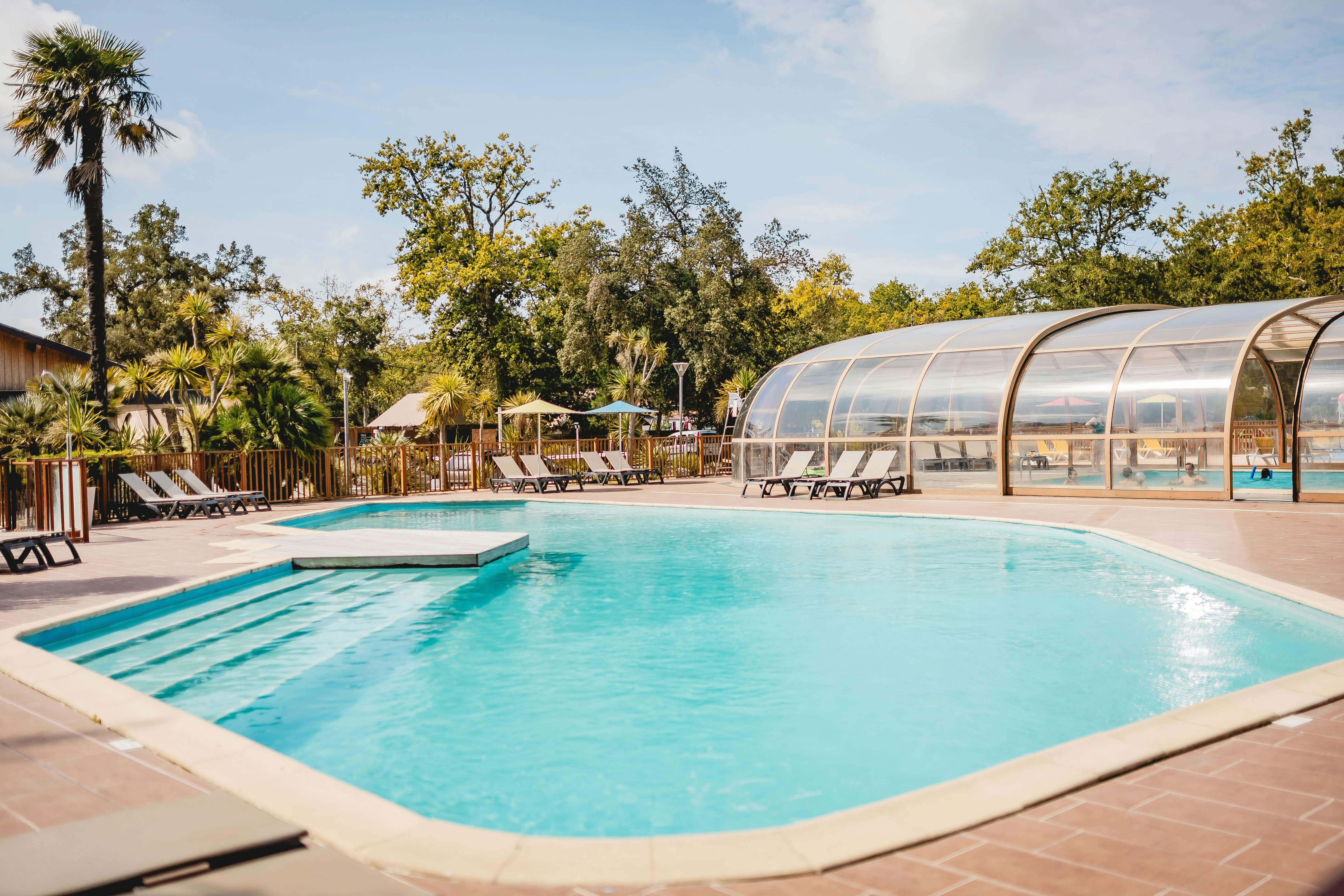 Les Maritimes  Camping Les Chevreuils  - Pool im Freien mit Liegestühlen und Sonnenschirmen