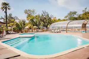 Les Maritimes Camping Les Chevreuils - Pool im Freien mit Liegestühlen und Sonnenschirmen