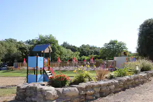 Camping Les Chênes - Kinderrutsche und Freibad