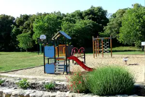 Camping Les Chênes - Kinderspielplatz auf dem Campingplatz