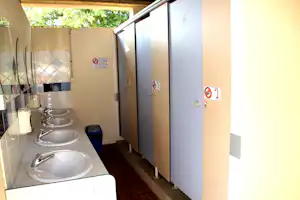 Camping Les Chênes - Sanitäranlagen des Campingplatzes mit Duschen