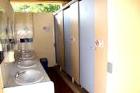 Camping Les Chênes - Sanitäranlagen des Campingplatzes mit Duschen
