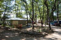 Camping Les Chênes Blancs -  Mobilheime und Zeltstellplätze unter Bäumen