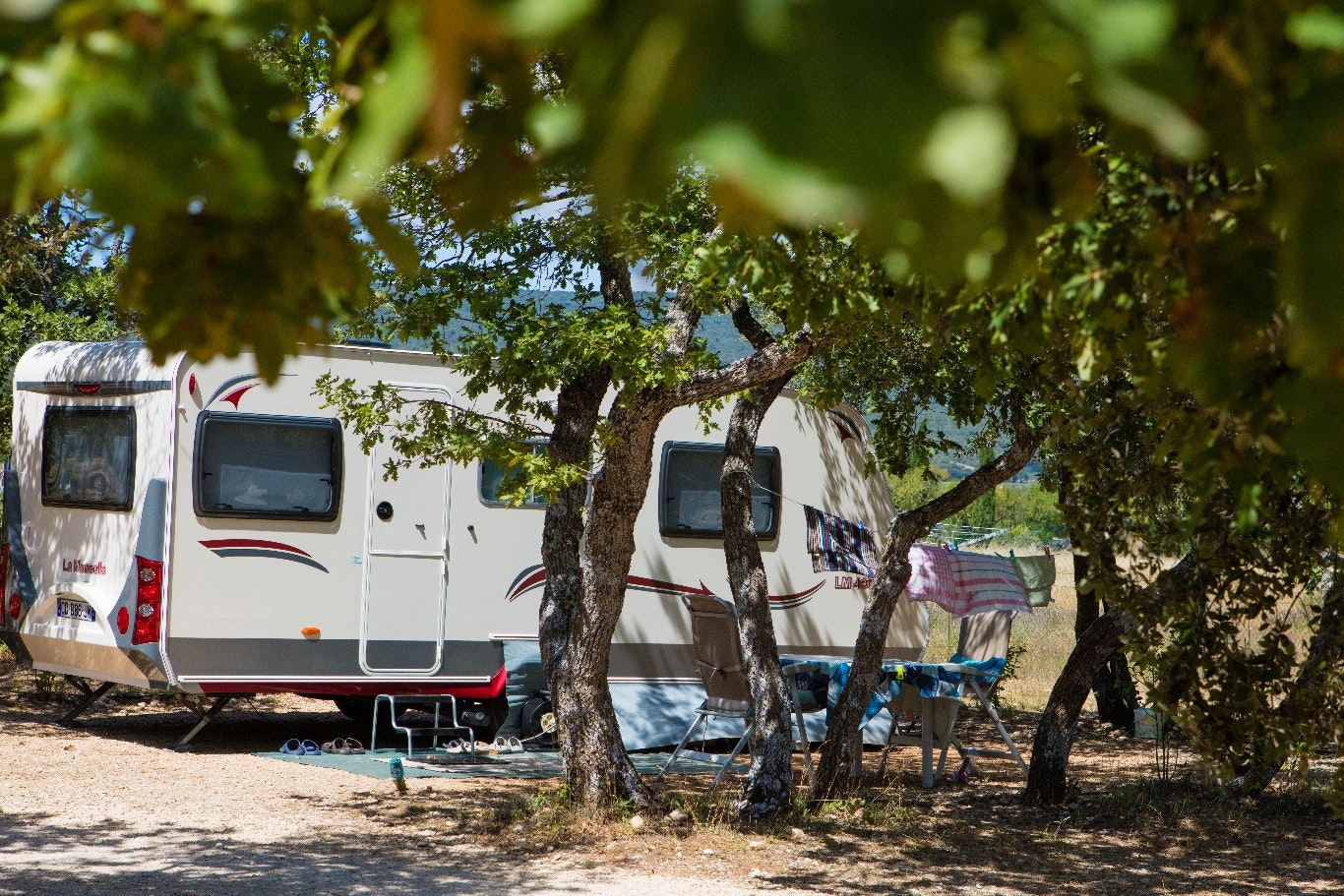 Camping Les Chênes Blancs - Wohnmobilstellplatz im Schatten der Bäume