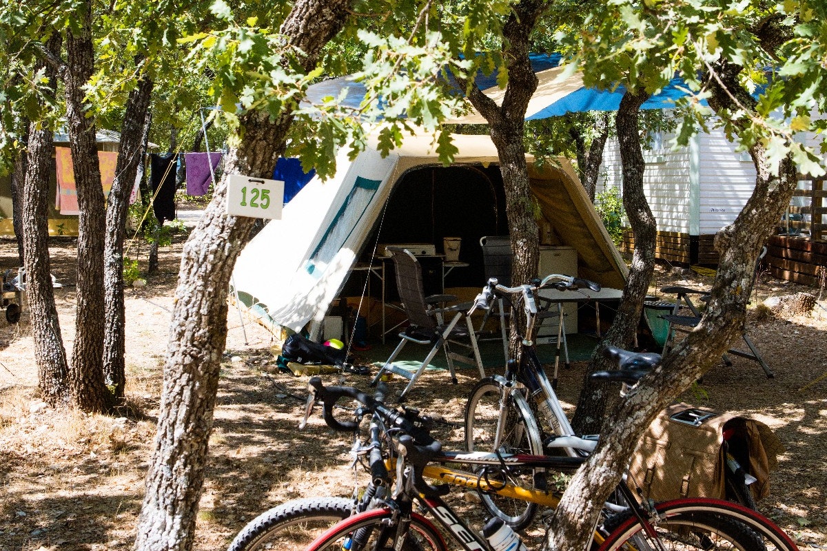 Camping Les Chênes Blancs - Zeltplätze und Fahrrader