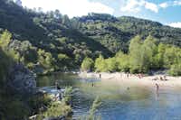 Camping Les Châtaigniers - Blick auf den Fluss La Baume und den Strand mit badenden Campern