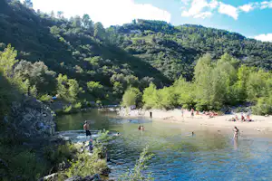 Camping Les Châtaigniers - Blick auf den Fluss La Baume und den Strand mit badenden Campern