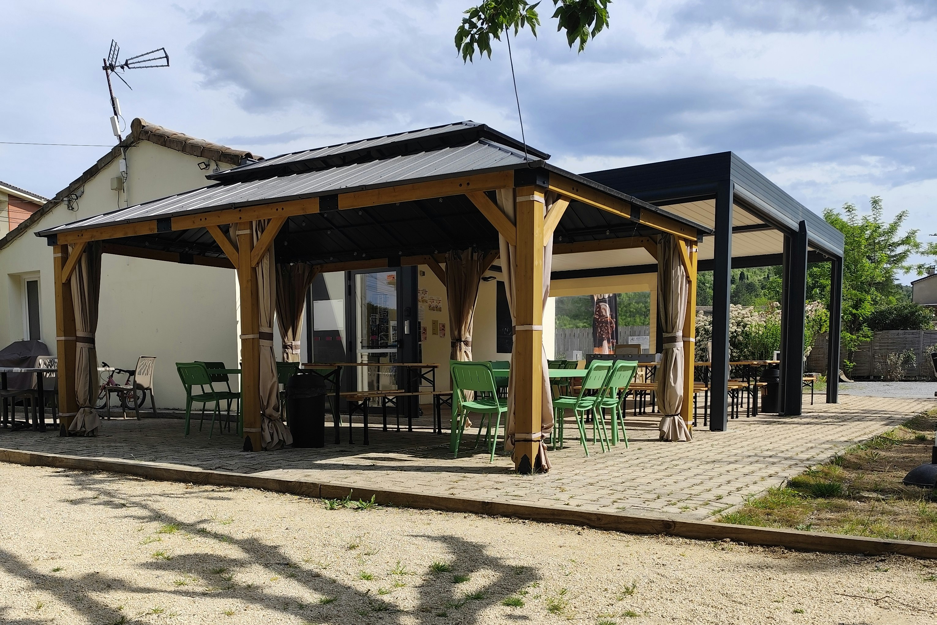 Camping Les Châtaigniers  - Restaurant mit Terrasse auf dem Campingplatz