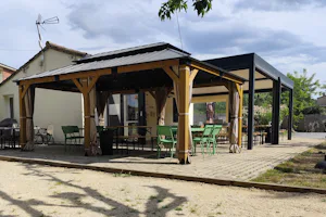 Camping Les Châtaigniers - Restaurant mit Terrasse auf dem Campingplatz