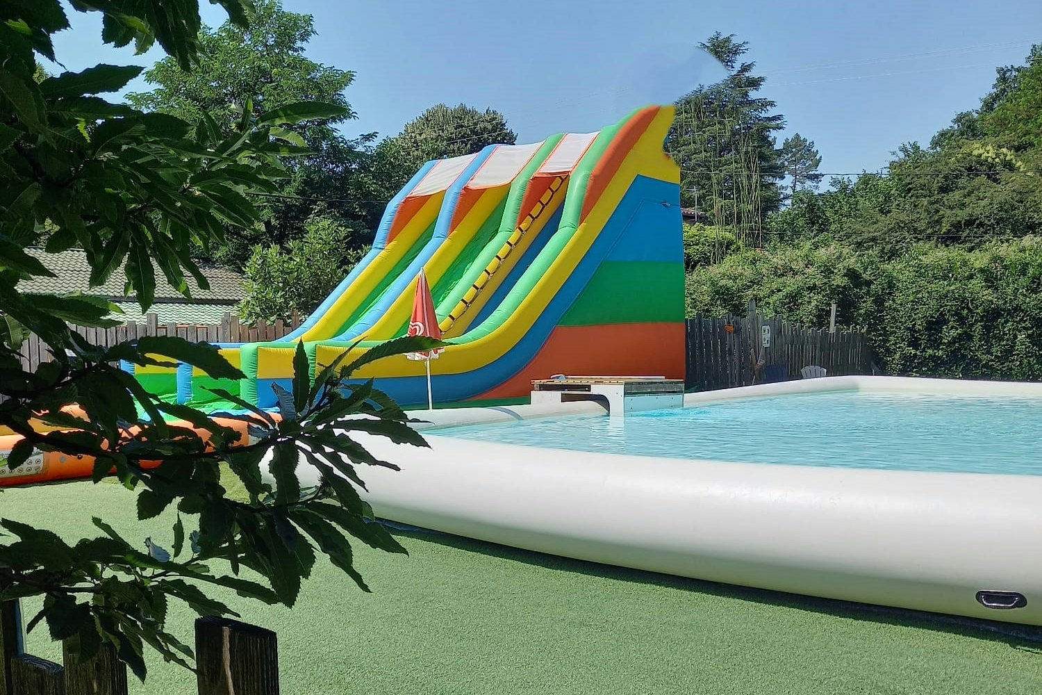 Camping Les Châtaigniers  - Rutschen im Wasserpark des Campingplatzes