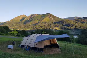Camping Les Châtaigniers - Stellplätze im Grünen auf dem Campingplatz