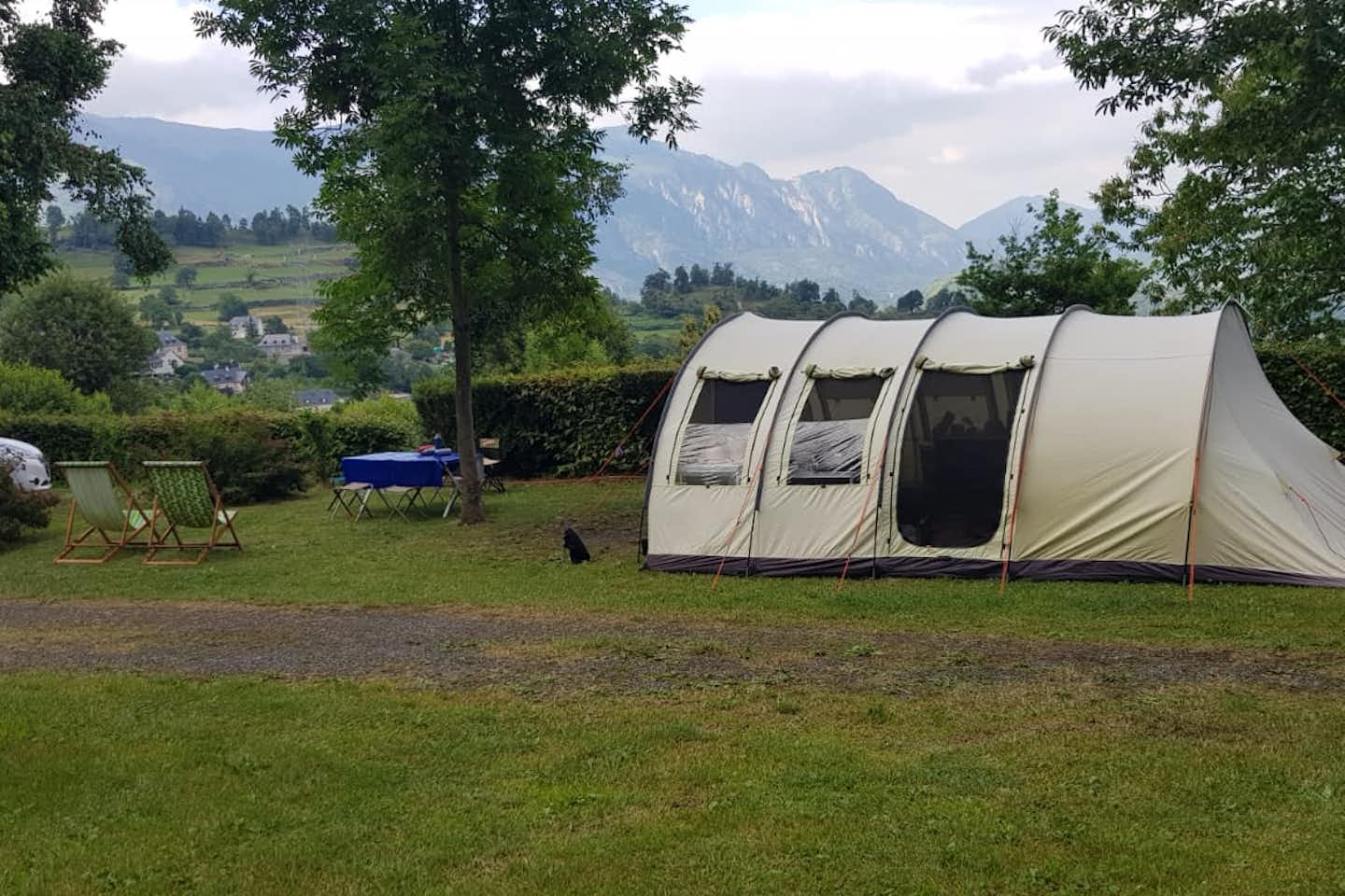 Camping Les Châtaigniers - Zeltplätze auf der Wiese mit Blick auf die Berge