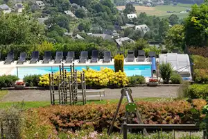 Camping Les Châtaigniers - das Schwimmbad des Campingplatzes mit Blick auf die Berge