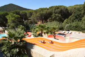 Camping Les Cigales - Campingplatz mit Pool, Wasserrutsche und Liegestühlen
