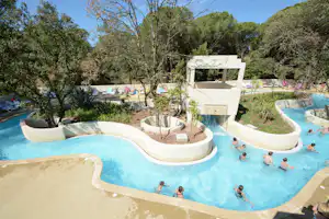 Camping Les Cigales - Campingplatz mit Pool und Liegestühlen