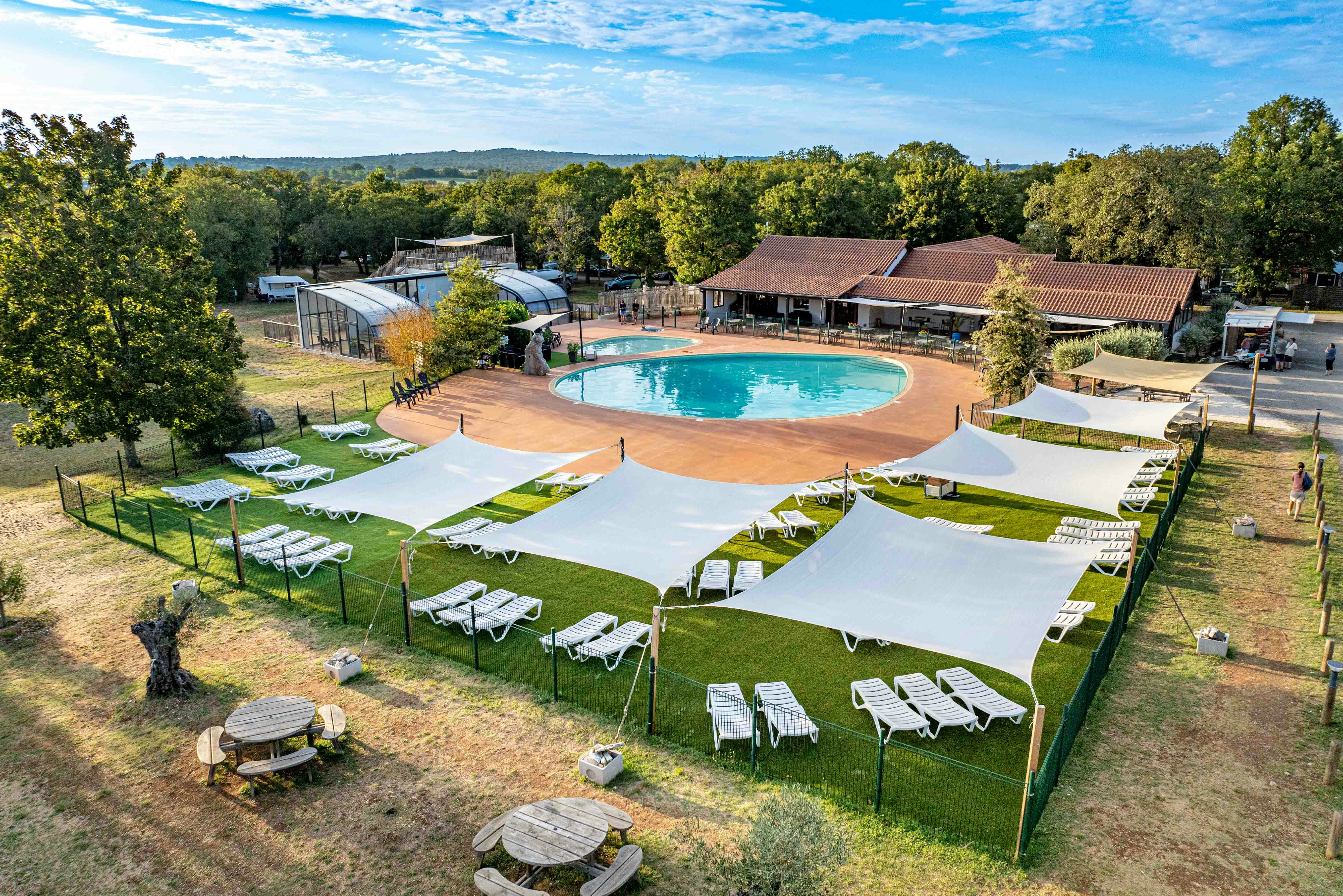 Camping Koawa Les Cigales  Camping Les Cigales - Ciela Village  - Pool im Freien mit Liegestühlen und Sonnensegeln