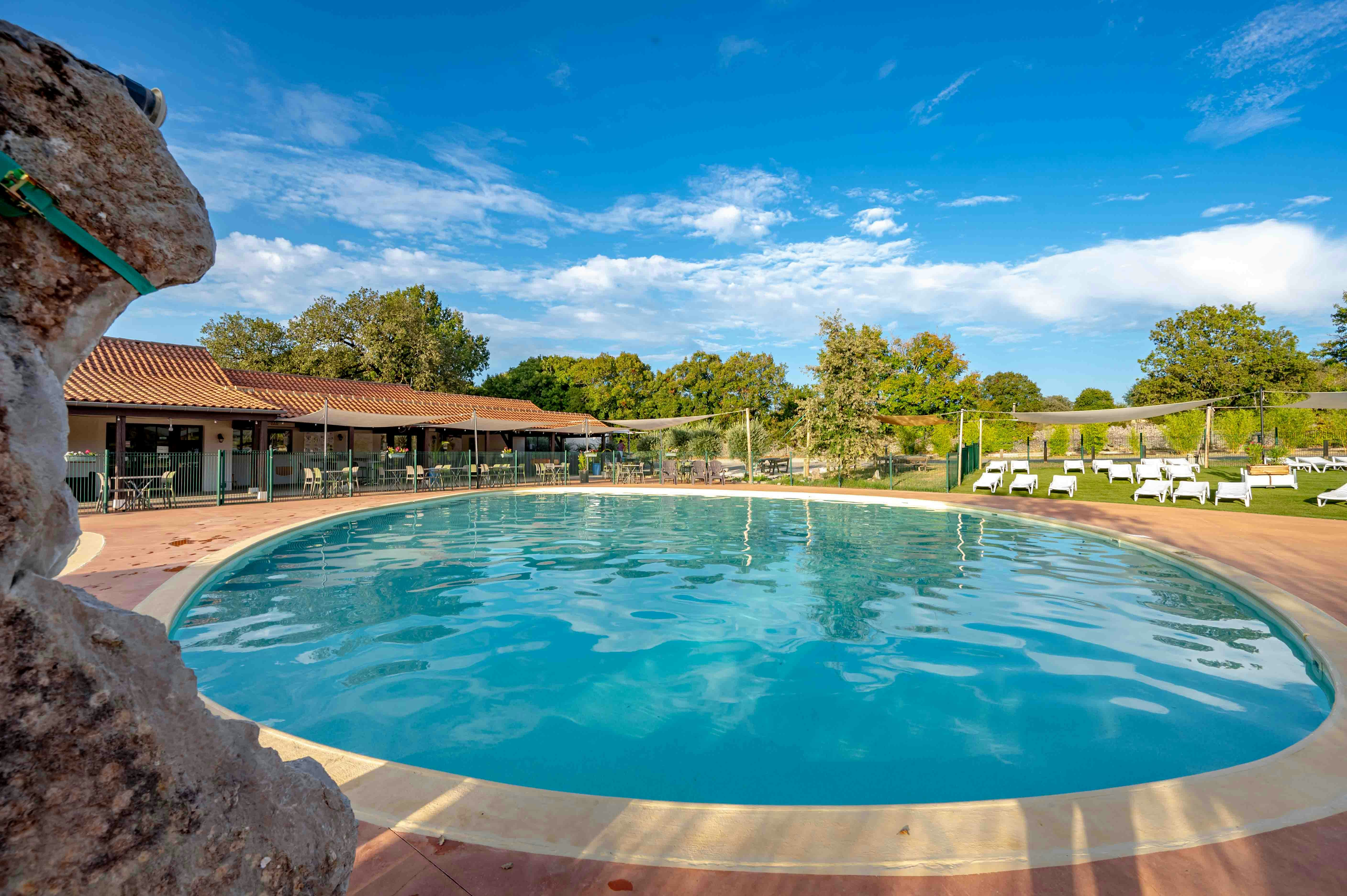 Camping Koawa Les Cigales  Camping Les Cigales - Ciela Village - Blick auf das Freibad auf dem Campingplatz