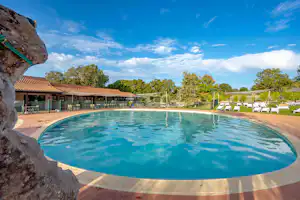 Camping Koawa Les Cigales Camping Les Cigales - Ciela Village - Blick auf das Freibad auf dem Campingplatz