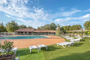 Camping Koawa Les Cigales Camping Les Cigales - Ciela Village - Liegestühle am Pool des Campingplatzes