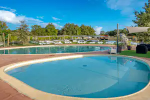Camping Koawa Les Cigales Camping Les Cigales - Ciela Village - Pools auf dem Campingplatz