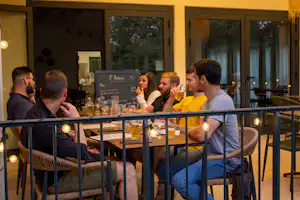 Camping Les Cigales - Restaurant mit Terrasse auf dem Campingplatz