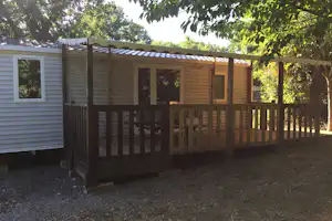 Camping Les Cigales - Mobilheim mit überdachter Veranda