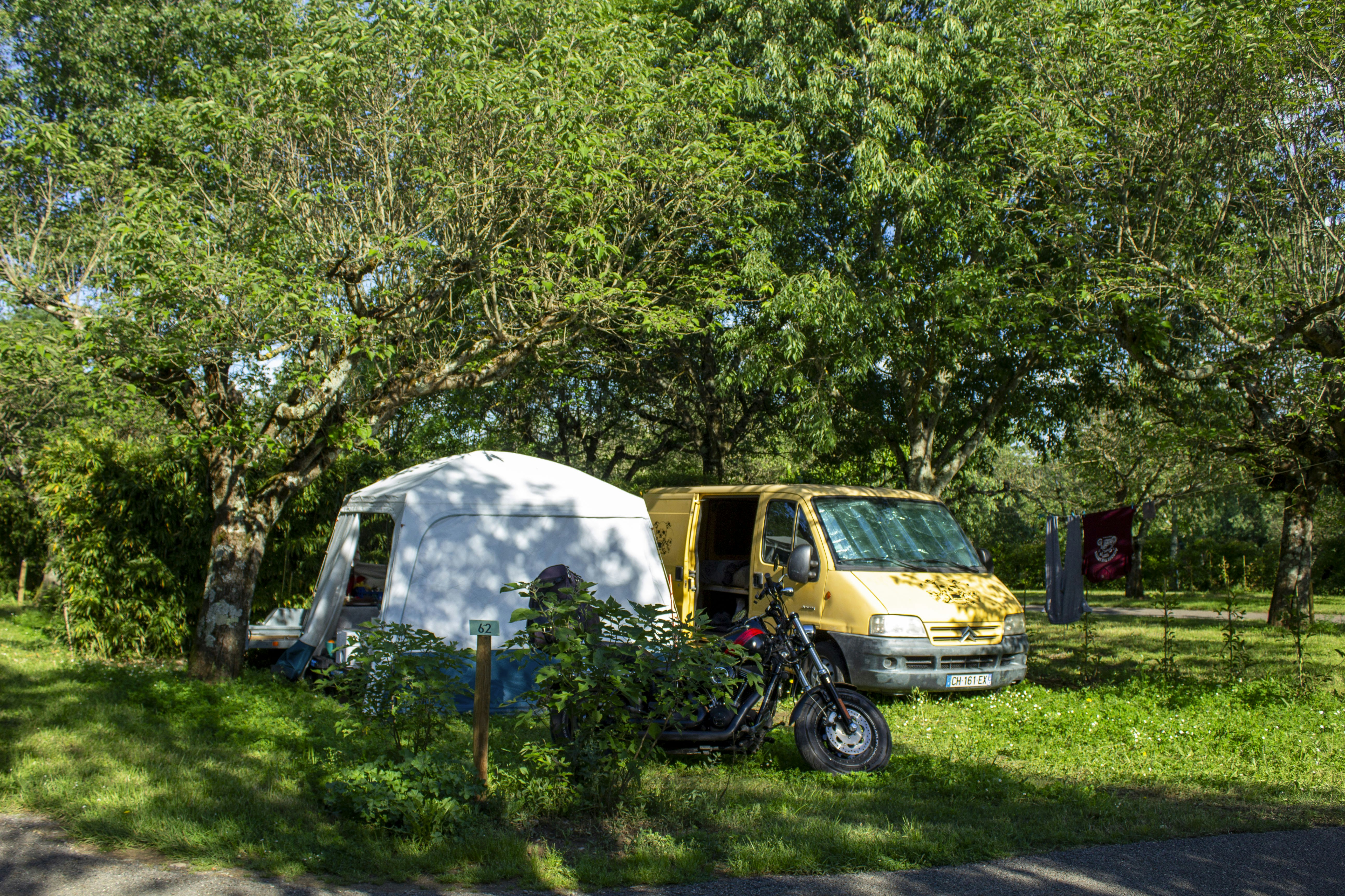 Camping Les Cigales - Standplätze im Grünen auf dem Campingplatz