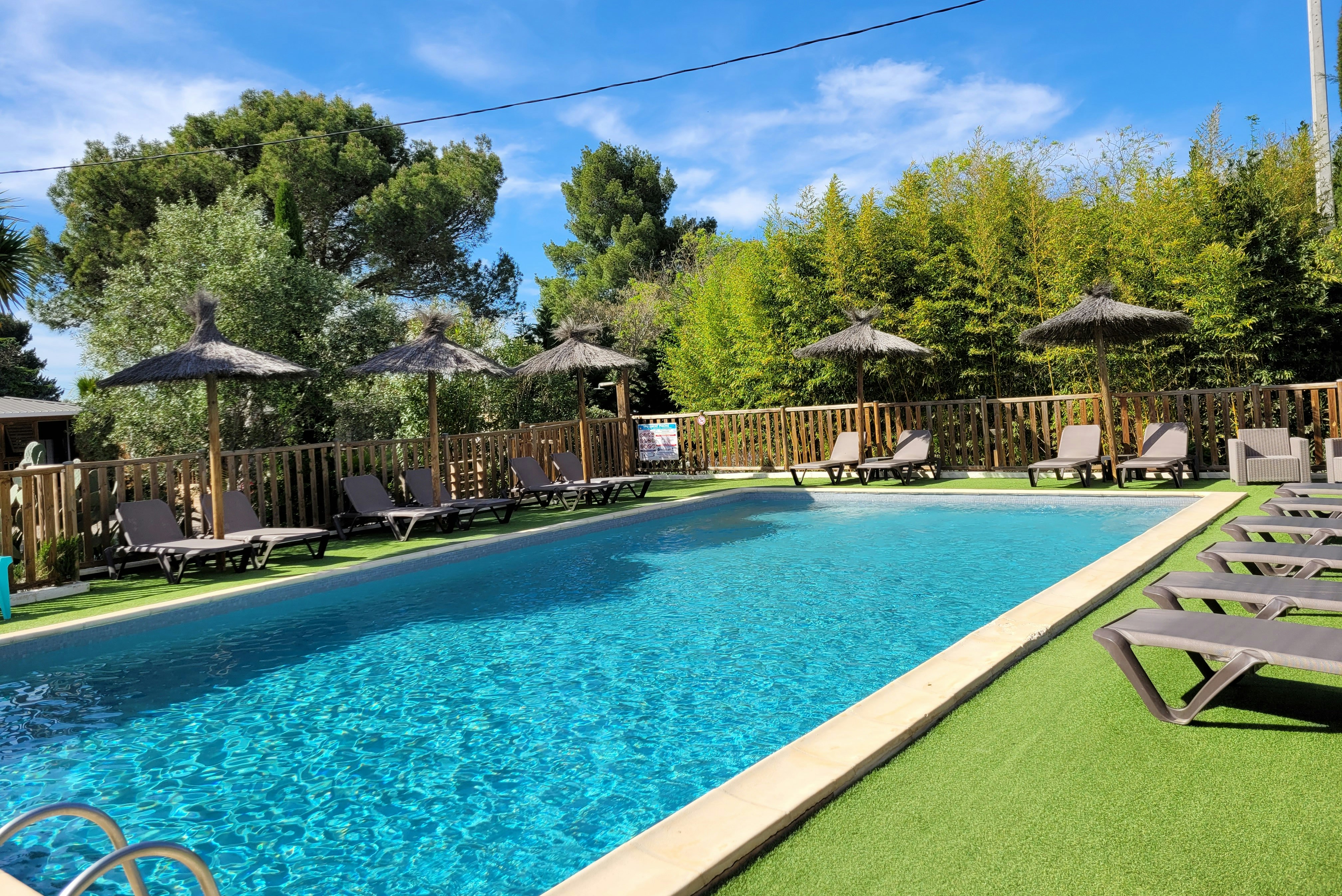 Camping Les Cigales  camping ecolodge les cigales  - Pool im Freien mit Liegestühlen und Sonnenschirmen