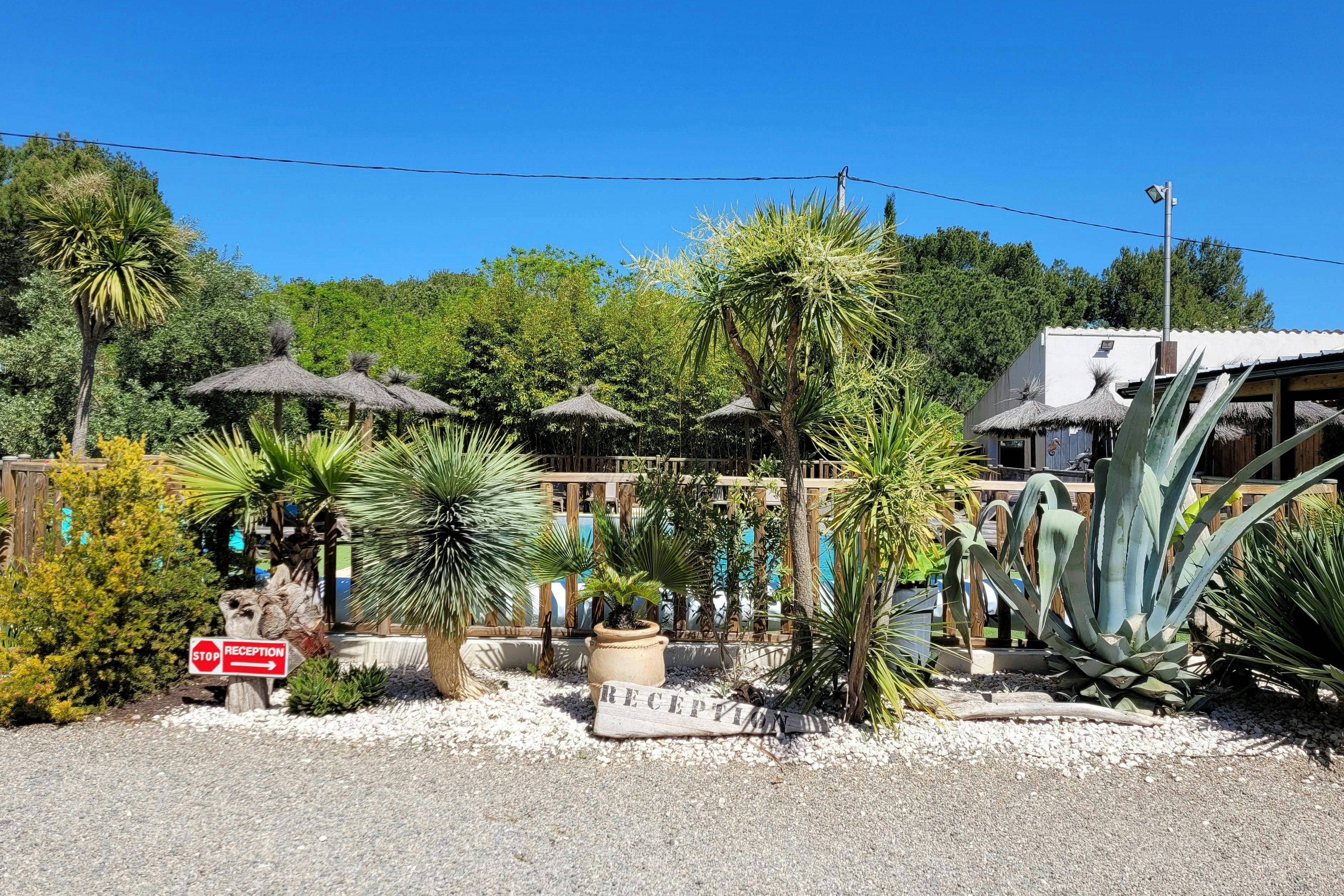 Camping Les Cigales  camping ecolodge les cigales  - Pool im Freien mit Liegestühlen und Sonnenschirmen