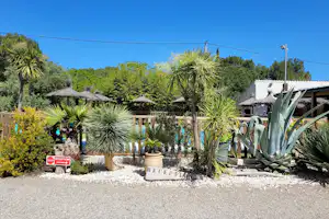 Camping Les Cigales camping ecolodge les cigales - Pool im Freien mit Liegestühlen und Sonnenschirmen