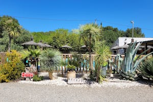 Camping Les Cigales camping ecolodge les cigales - Pool im Freien mit Liegestühlen und Sonnenschirmen