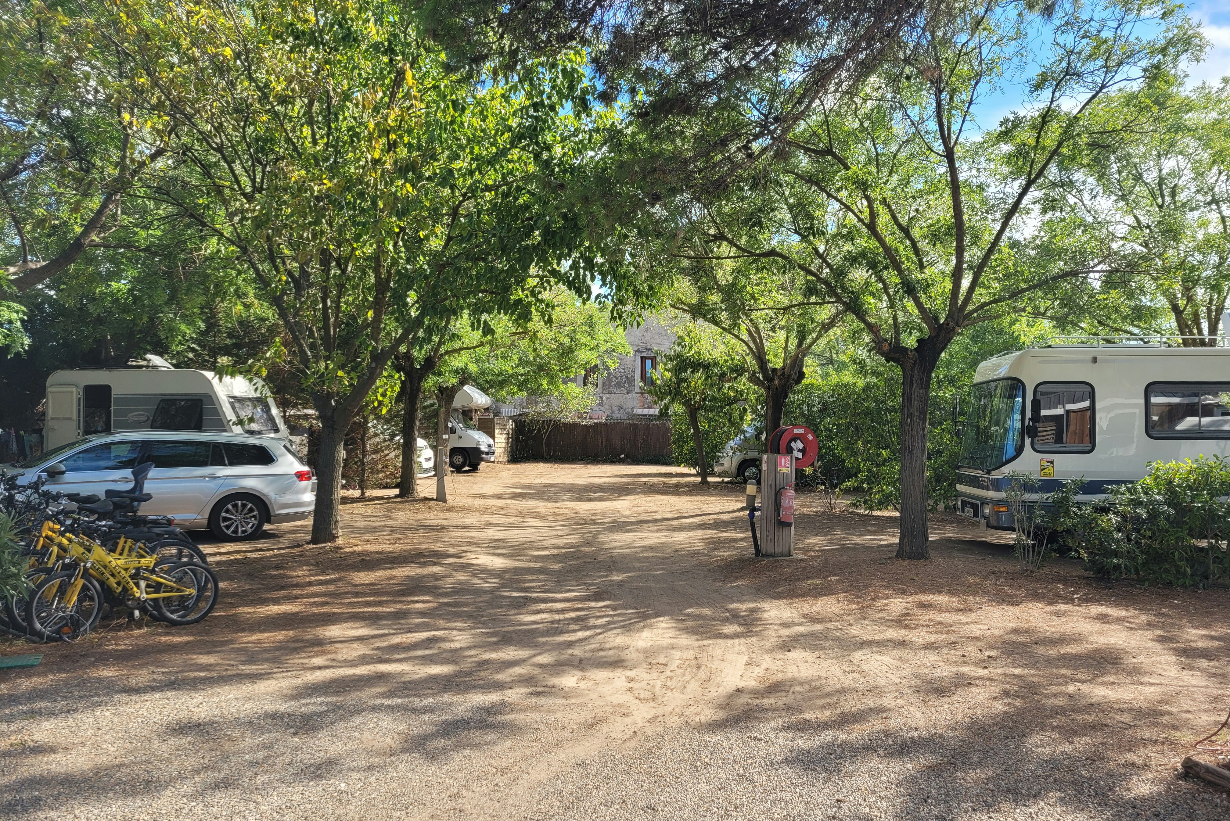 Camping Les Cigales  camping ecolodge les cigales - Standplätze zwischen den Bäumen auf dem Campingplatz