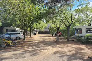 Camping Les Cigales camping ecolodge les cigales - Standplätze zwischen den Bäumen auf dem Campingplatz