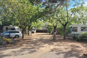 Camping Les Cigales camping ecolodge les cigales - Standplätze zwischen den Bäumen auf dem Campingplatz