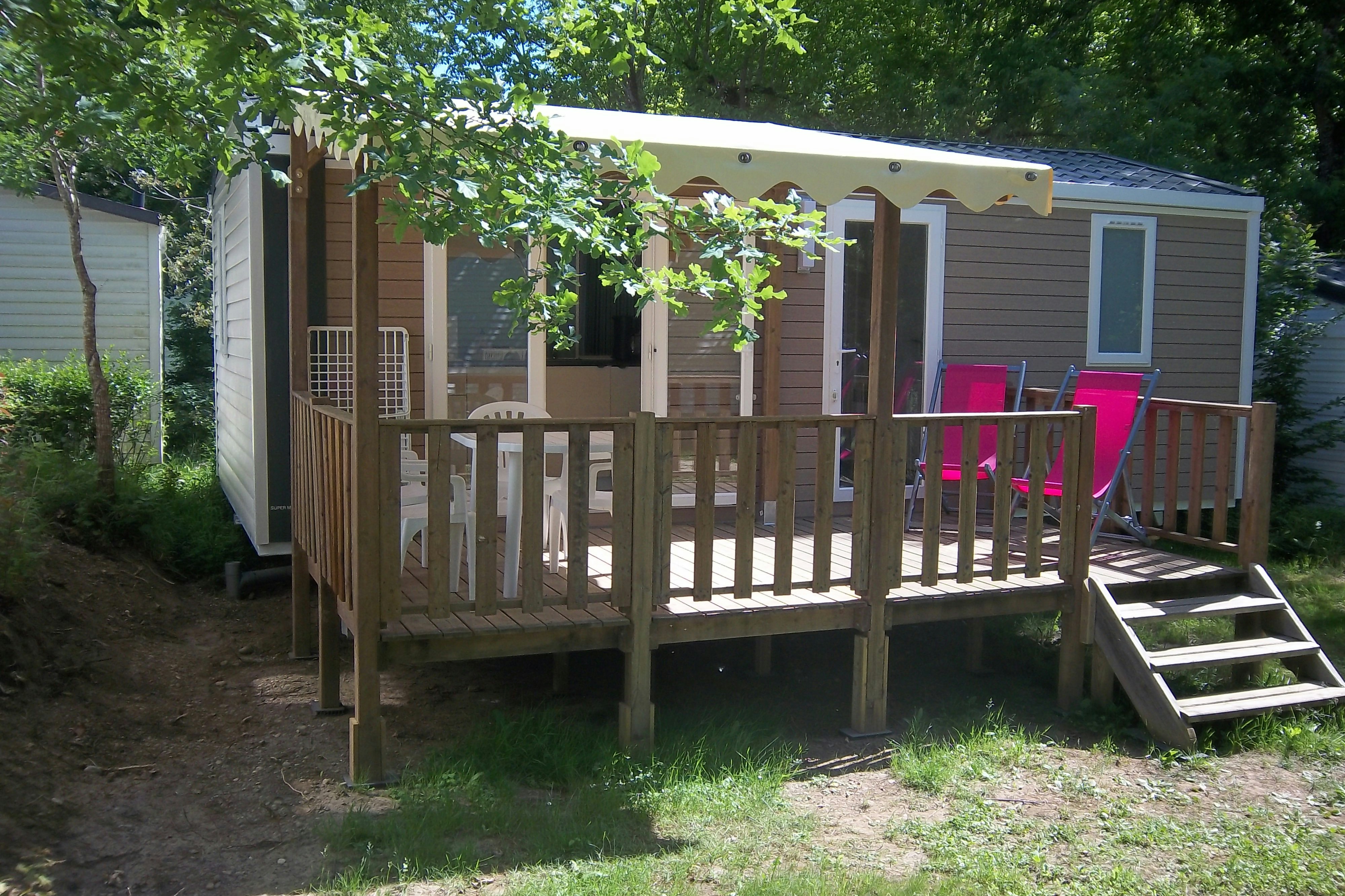 Camping les Cinq Châteaux  - Mobilheim mit Terrasse auf dem Campingplatz
