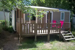 Camping les Cinq Châteaux - Mobilheim mit Terrasse auf dem Campingplatz