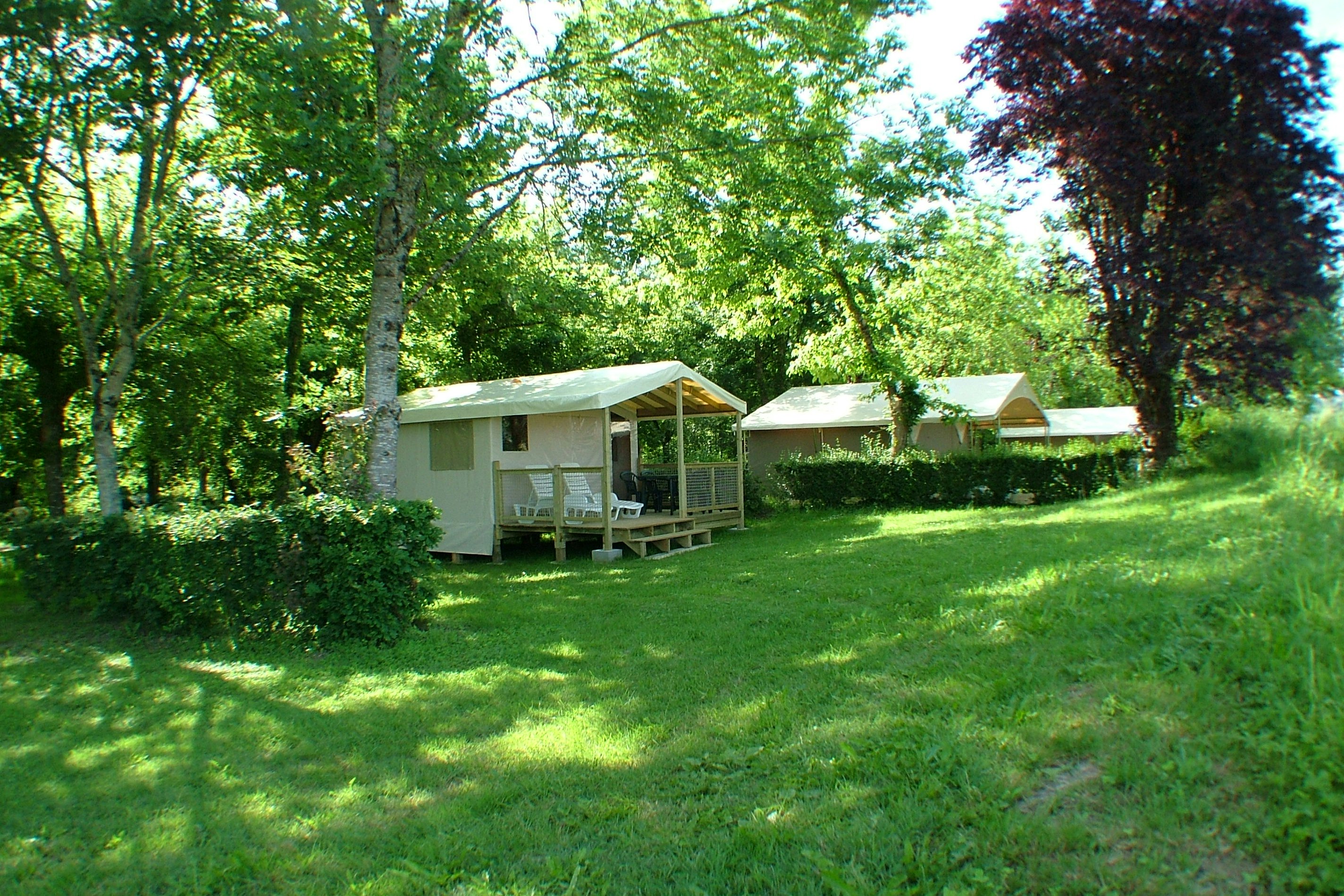 Camping les Cinq Châteaux  - Mobilheim mit Terrasse auf dem Campingplatz