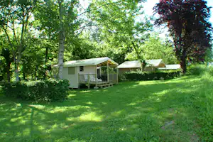 Camping les Cinq Châteaux - Mobilheim mit Terrasse auf dem Campingplatz