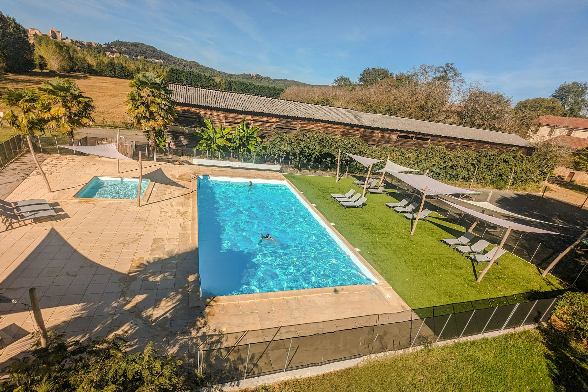 Camping les Cinq Châteaux - Blick auf die Poolanlage mit Planschbecken, Sonnenliegen und Sonnensegel