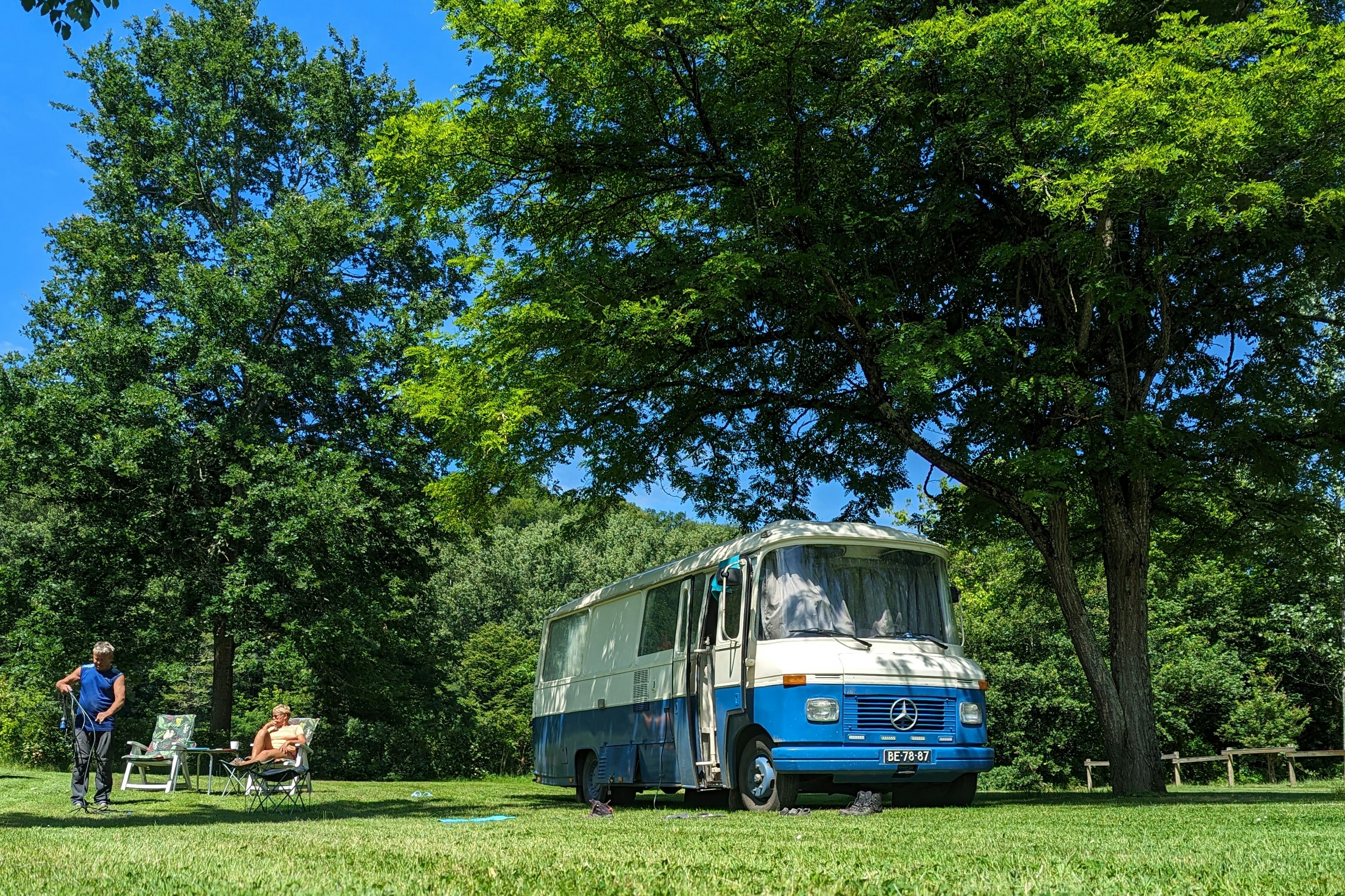 Camping les Cinq Châteaux - Wohnmobil auf Standplatz des Campingplatzes