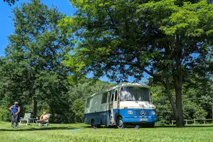Camping les Cinq Châteaux - Wohnmobil auf Standplatz des Campingplatzes