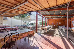 Camping Les Clairettes - Restaurant vom Campingplatz mit überdachter Terrasse