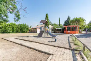 Camping Les Clairettes - Spielplatz vom Campingplatz mit Rutsche