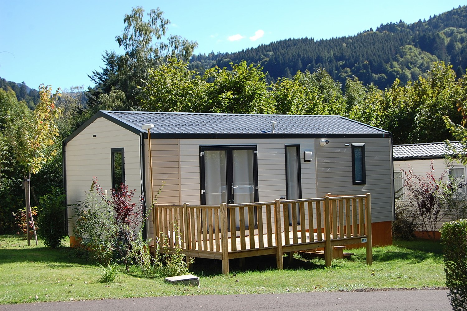 Camping Les Clarines  - Mobilheim mit Terrasse auf dem Campingplatz