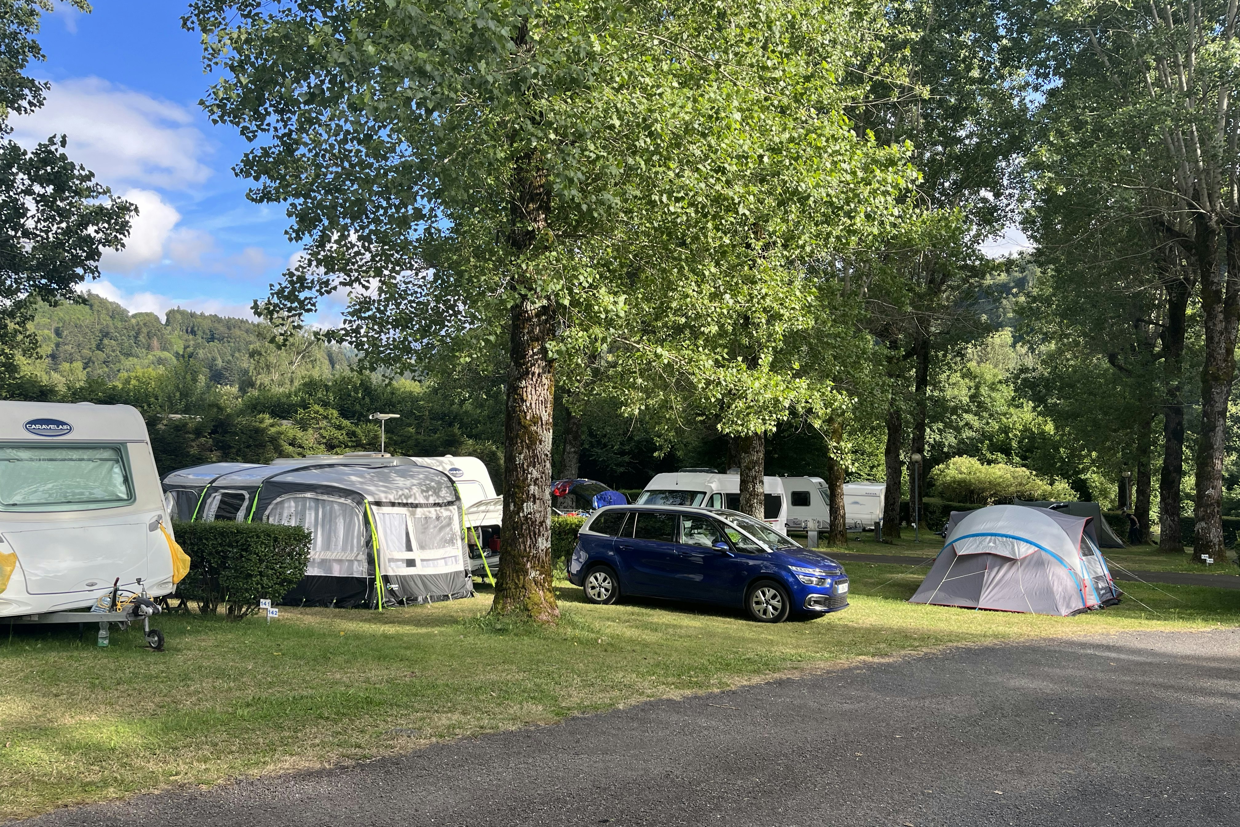 Camping Les Clarines - Standplätze im Grünen auf dem Campingplatz