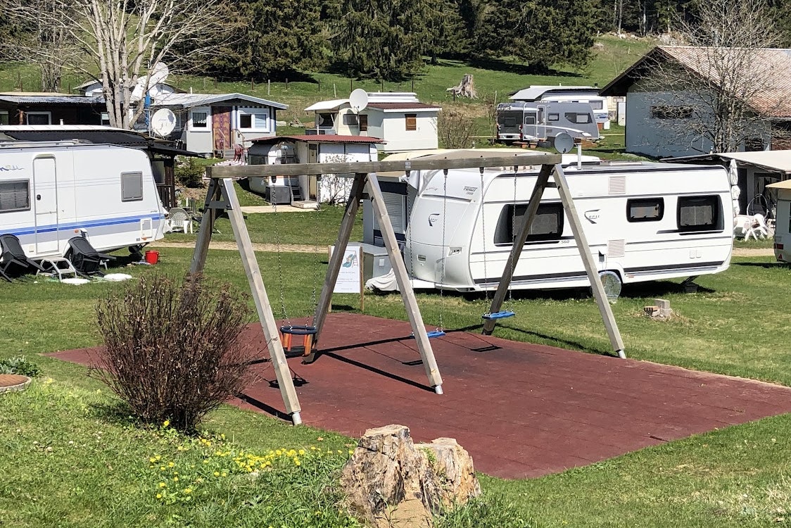 Camping Les Cluds - Blick auf den Kinderspielplatz neben den Standplätzen