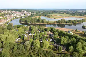 Camping Les Cochards - Luftaufnahme des Campingplatzes am Fluss