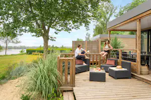 Camping Les Cochards - Mobilheim mit Terrasse auf dem Campingplatz