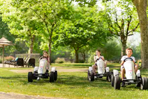 Camping Les Cochards - Pedalautos für Kinder auf dem Campingplatz