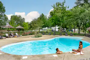 Camping Les Cochards - Pool im Freien auf dem Campingplatz